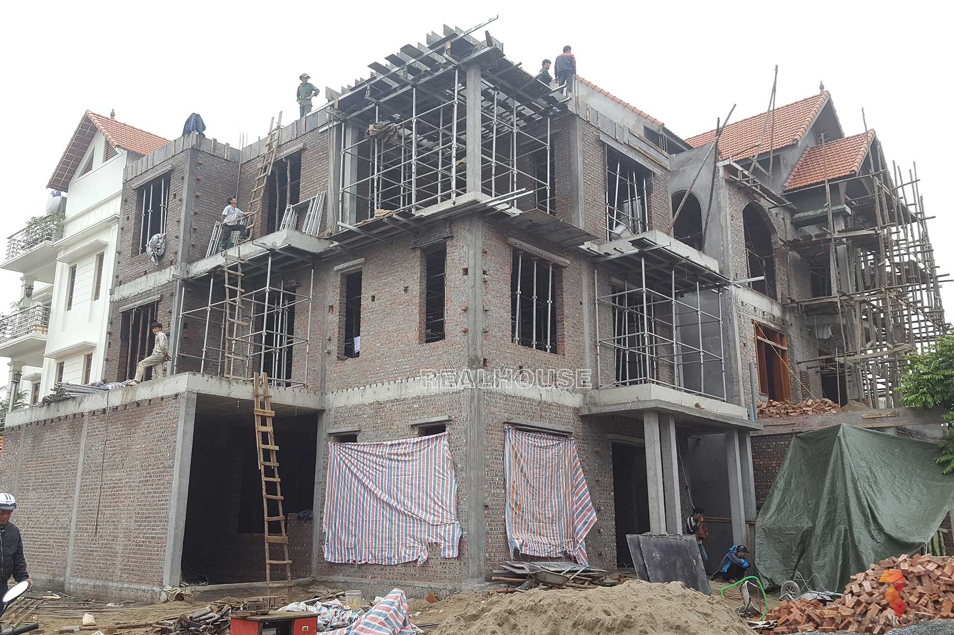 Tiêu chuẩn kỹ thuật và quy trình thi công xây dựng biệt thự 3 tầng chuẩn mực